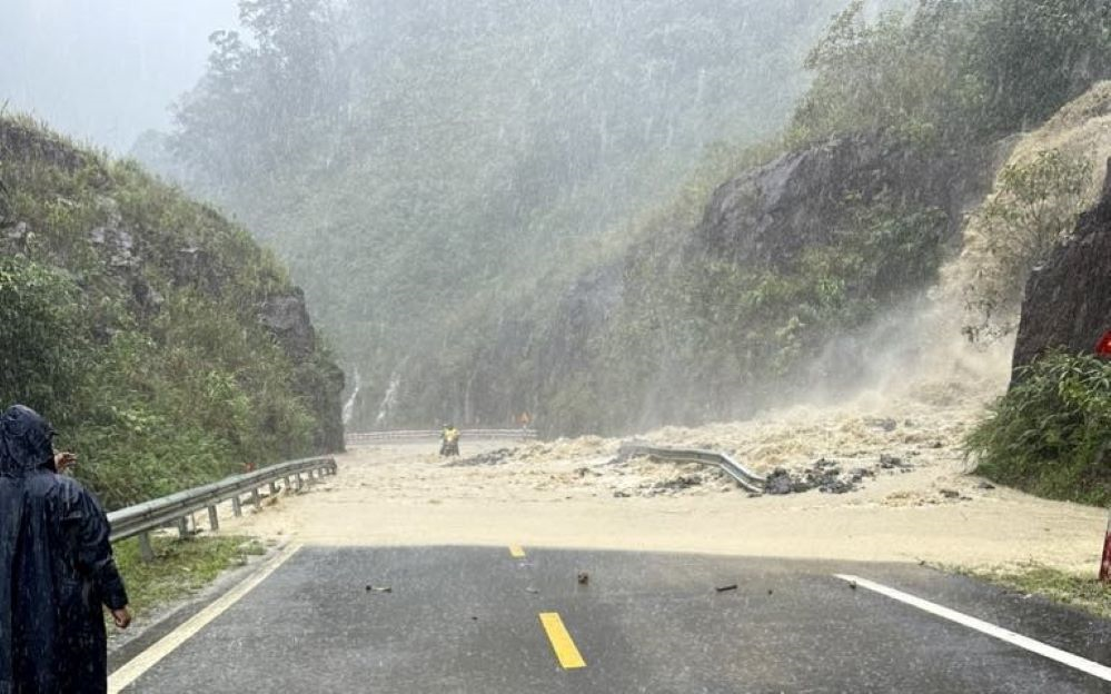 Đèo Khánh Lê nối Nha Trang và Đà Lạt bị chia cắt sạt lở